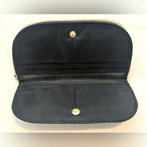 Safe Keeper Women’s Black Woven Clutch Wallet Gold Accent Zipper Like New - Picture 6 of 11